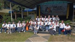 Para alumni pose bareng dengan Pak paikun Guru SMA Xaverius 2 Palembang angkatan 1976 --