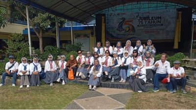 Para alumni pose bareng dengan Pak paikun Guru SMA Xaverius 2 Palembang angkatan 1976 --