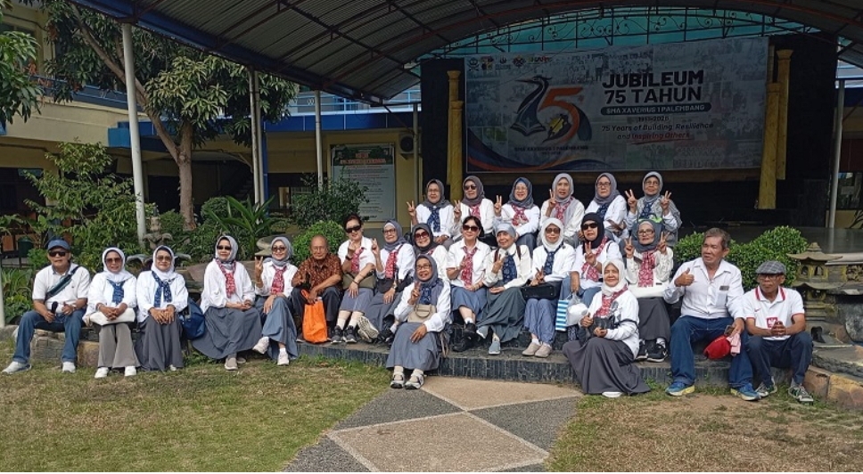 Para alumni pose bareng dengan Pak paikun Guru SMA Xaverius 2 Palembang angkatan 1976 --