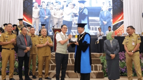 Wali Kota Palembang, Drs. H. Ratu Dewa, M.Si., membagikan kisah perjalanan hidupnya sebagai motivasi bagi ribuan wisudawan Universitas Persatuan Guru Republik Indonesia (PGRI) Palembang dalam Wisuda ke-67 yang digelar di Hotel Wyndham OPI Jakabaring, Selasa (29/9/2026).