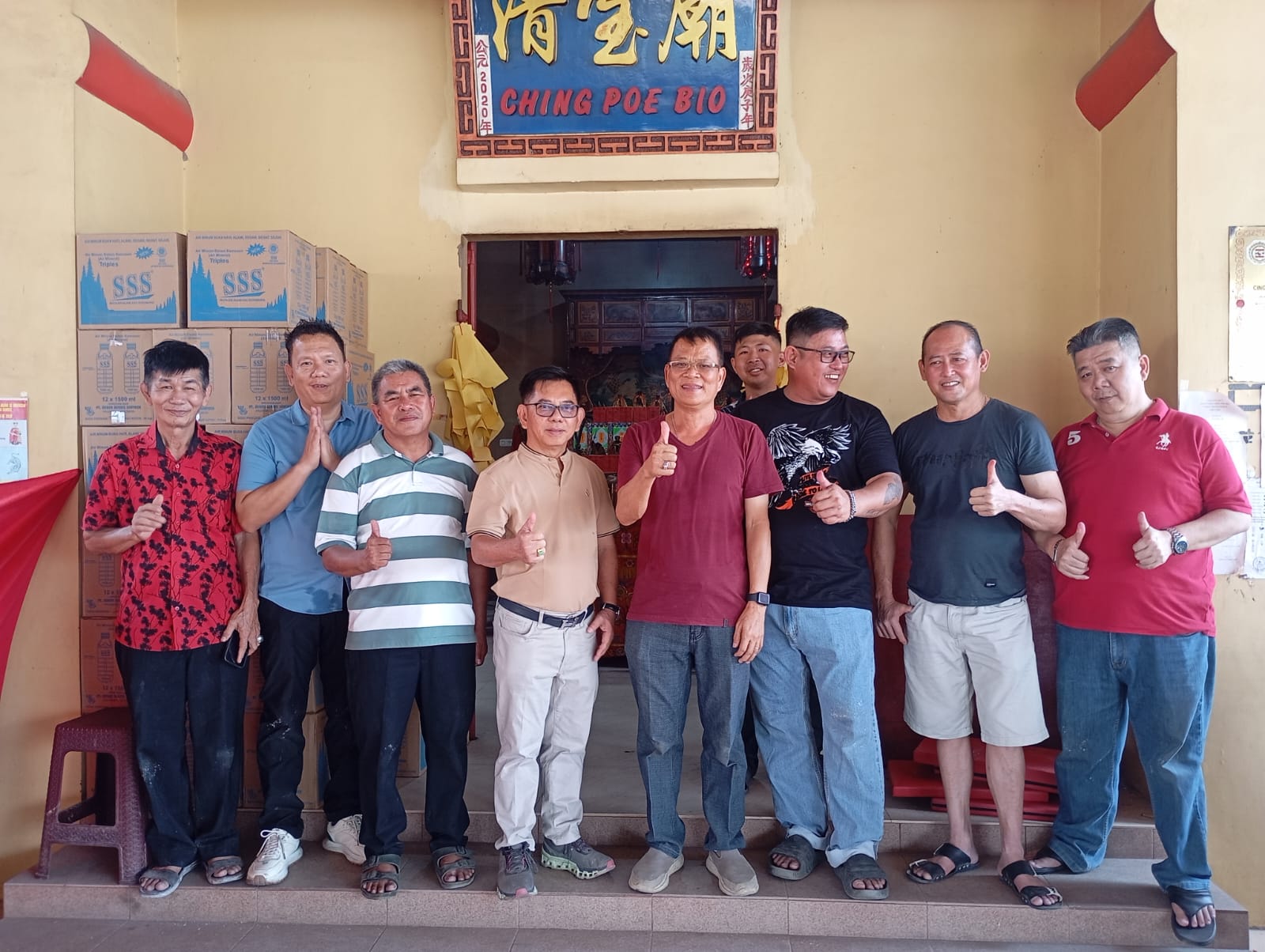 Wakil Ketua Kelenteng Ching Pho Bio, Burhan dan pengurus pose bareng saat diwawancarai