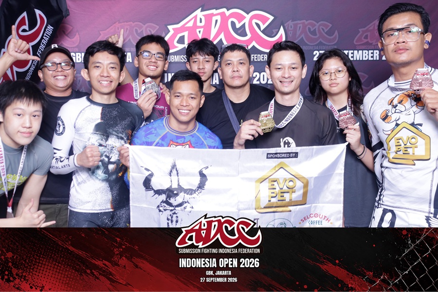 Sebuah rekor dan prestasi membanggakan baru saja diukir oleh anak-anak muda Sumatra Selatan. Dalam ajang internasional berskala besar ADCC (Abu Dhabi Combat Club) Indonesia Open 2026 yang diselenggarakan untuk pertama kalinya di Gedung Serbaguna Gelora Bung Karno (GBK), Senayan, Jakarta, kontingen dari sasana Warrior Palembang tampil memukau dan berhasil memborong total 7 medali untuk kelas pemula