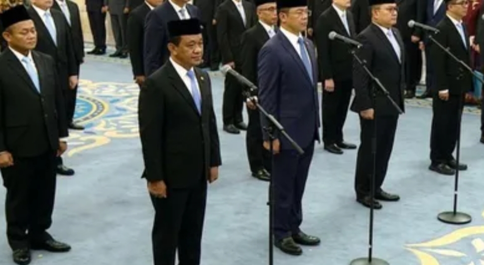 Presiden Prabowo Subianto kembali melakukan perombakan (reshuffle) kabinet yang ketujuh kalinya sejak menjabat. Prosesi pelantikan para menteri, wakil menteri, kepala badan, hingga pimpinan lembaga negara ini dilangsungkan di Istana Kepresidenan, Jakarta, pada Kamis (1/10/2026) mulai pukul 15.00 WIB.