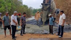Ketua Panitia Pelaksana, Sukardi, yang didampingi oleh Ketua Yayasan Anxi Sumsel, Sukarta, serta Ketua Yayasan Budi Dharma, Roni Hasan saat meninjau lokasi pembangunan jalan sepanjang 2 kilometer