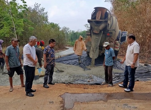 Ketua Panitia Pelaksana, Sukardi, yang didampingi oleh Ketua Yayasan Anxi Sumsel, Sukarta, serta Ketua Yayasan Budi Dharma, Roni Hasan saat meninjau lokasi pembangunan jalan sepanjang 2 kilometer