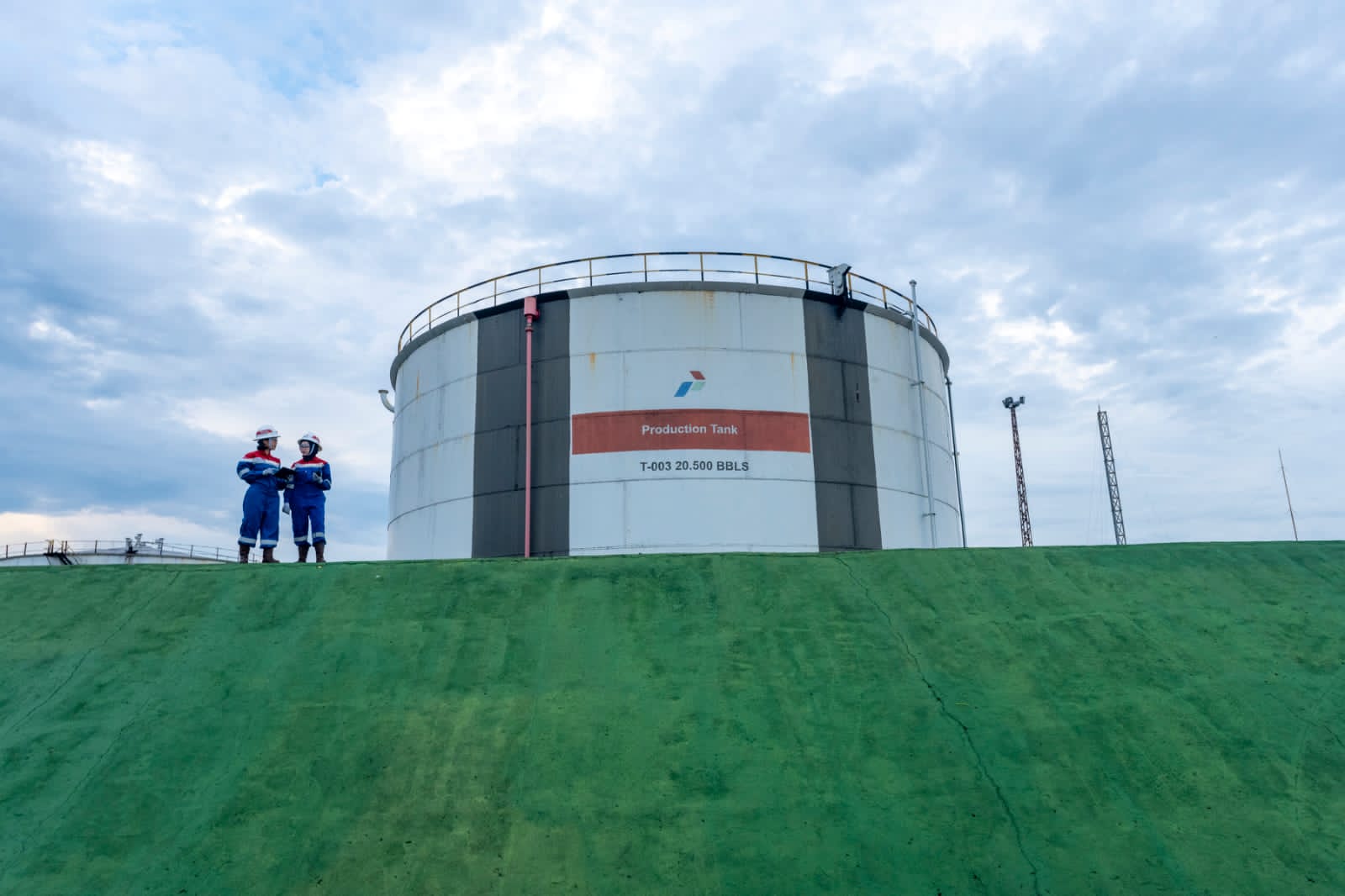 Caption: Inisiatif PHR Zona 4 memadukan inovasi batch drilling dengan dual completion membuahkan hasil positif, tercermin dari hasil initial flow test yang menunjukkan potensi produksi minyak 5.605,68 BOPD dan gas 2,96 MMSCFD.